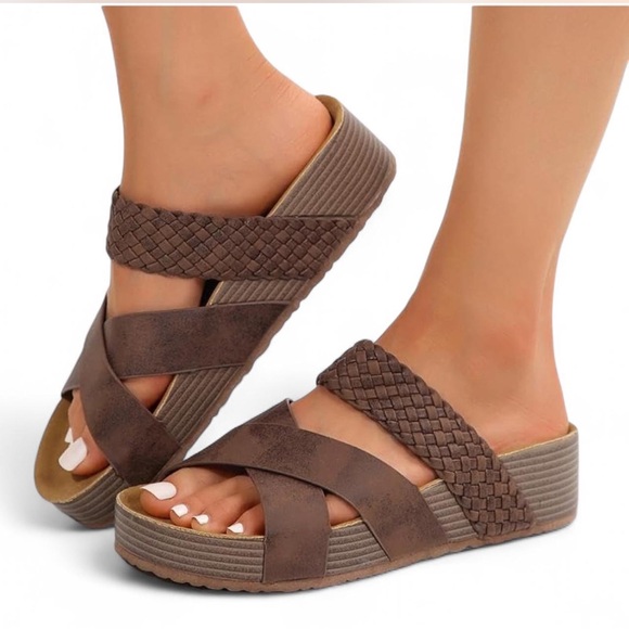 Elegant Brown Woven Sandals - Picture 6 of 7